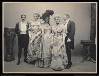 Gruppenporträt von Mr. Barton Willing, Miss Alice Blight, Miss Eleanor Jay (Mrs. Arthur Iselin), Miss Therese Iselin und einem anderen Mann beim James Hazen Hyde Ball, New York, 31. Januar 1905